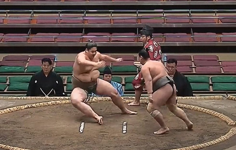 192センチの巨漢力士、自ら崩れ落ちる驚きの光景「今のは？」ファン仰天 相手力士の振る舞いに反響も