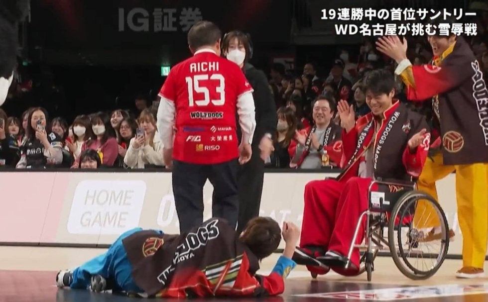 男子バレー、松井珠理奈の夫・“ボイメン”辻本達規が“意外な形”でオモシロ始球式に参加 愛知県知事との共演に会場興奮