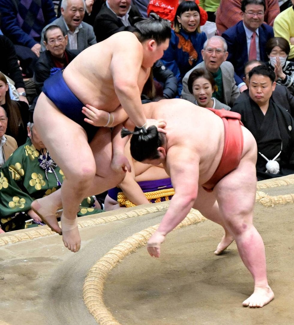 熱海富士が連日金星獲得 トップタイへ