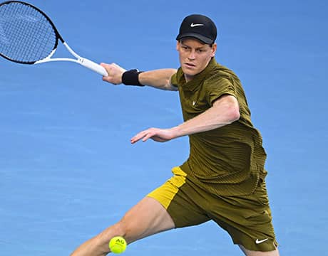 全豪OP3連覇へ シナー初戦突破