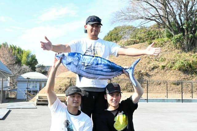 カブスの今永投手が高知で自主トレ カツオ入りTシャツ選んだわけは