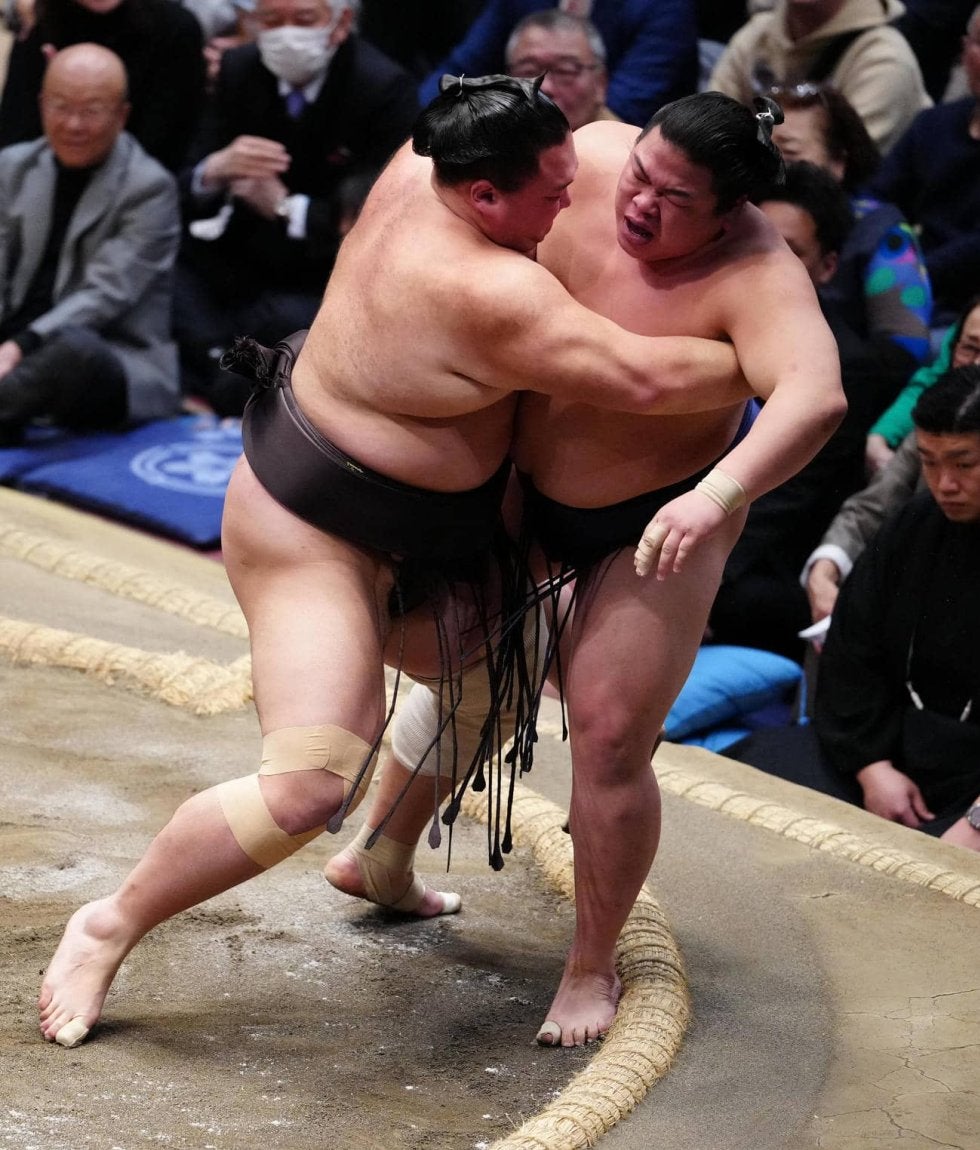朝乃山が平戸海を下し8勝目を決める