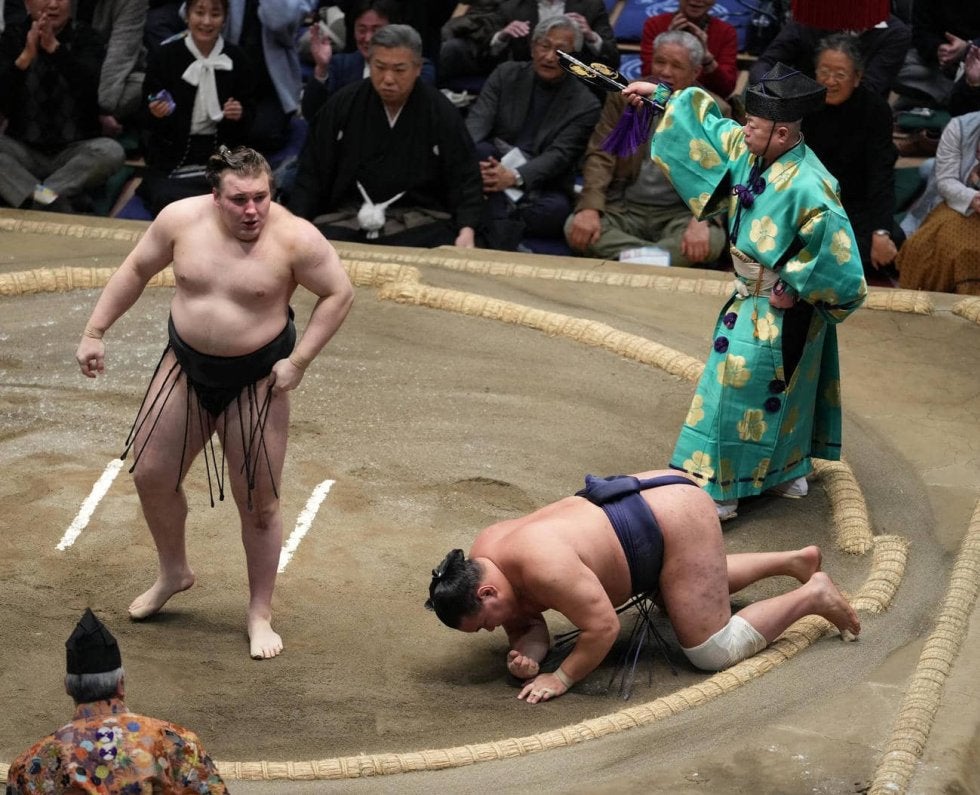 安青錦が豊昇龍を圧倒 単独首位死守