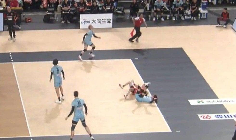 男子バレー、相手2人を吹っ飛ばす超強烈サーブ 豪速球に揃って倒れ込む珍しい光景