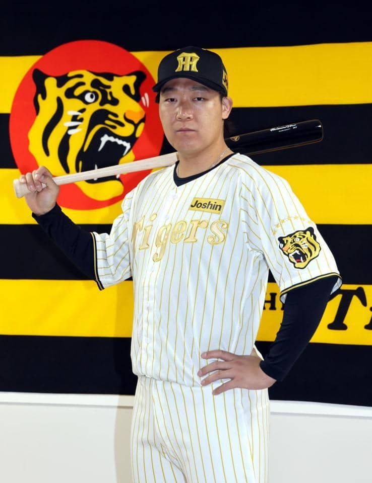 阪神　「チャンピオンユニホーム」をお披露目　ゴールド基調で統一　コンセプトは「伝統×王者（強さ）」　ホーム＆甲子園開幕の２カードで着用