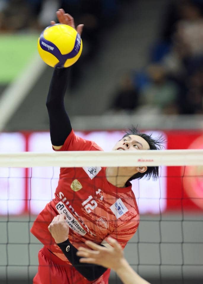 黒髪の高橋藍がキレキレのサービスエース６本　サントリーがリーグ22連勝で首位独走