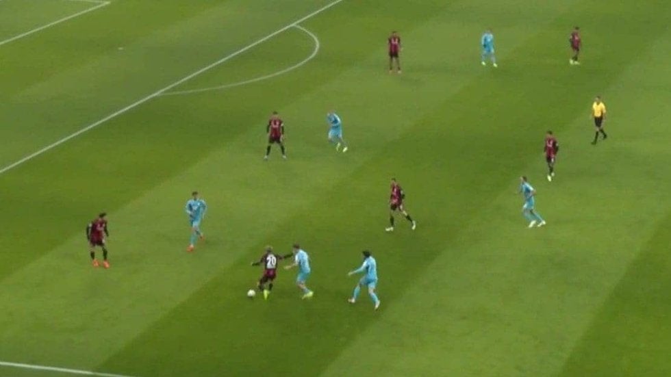 「ボールの隠し方がうまい」堂安律の“4秒キープ＆左足神技アウトサイドパス”が衝撃的「本当に奪われない」元日本代表が絶賛する局面打開の瞬間