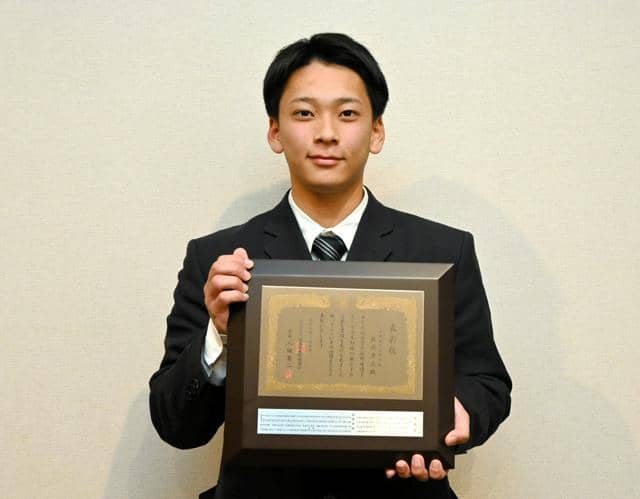 「全国一の遊撃手に」青藍泰斗の佐川選手、日本学生野球協会から表彰