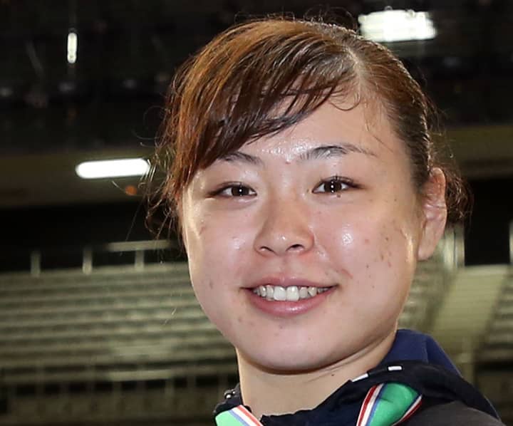 大容量サイズのチョコをがまんしてアイスを食べる植草歩さんのヘルシー生活