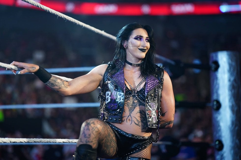 「怖すぎ」世界的人気を誇る長身美女レスラー、鬼気迫る“表情”にファン戦慄…端正ビジュアルとのギャップが話題