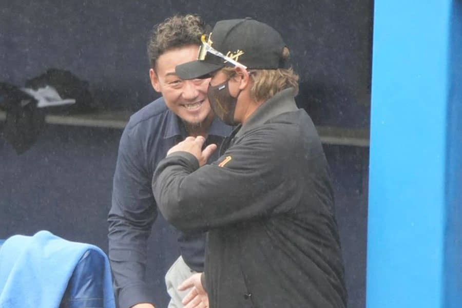 中田翔氏、新庄監督と笑顔で握手