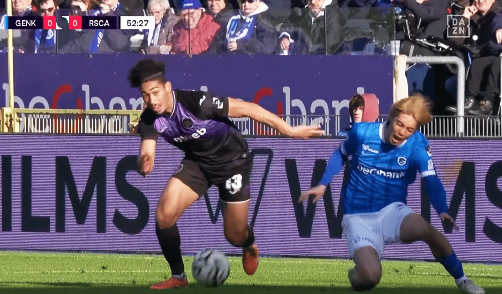 「なにすんの！」伊東純也、背後から“削られ”苦悶…「イエローだせ」「おいおい！」あわや捻挫の危険シーンにファン悲鳴