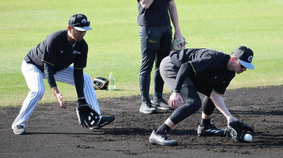 阪神】ディベイニー早出特守に初参戦「ボールに対して捕りに行くことを
