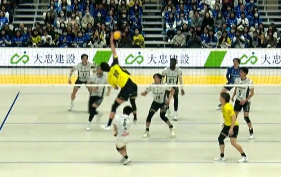 男子バレー、味方まで飛び越えた…衝撃バックアタック 驚きの光景に「跳びすぎだろ笑」「人越えのアタック」ネット震撼