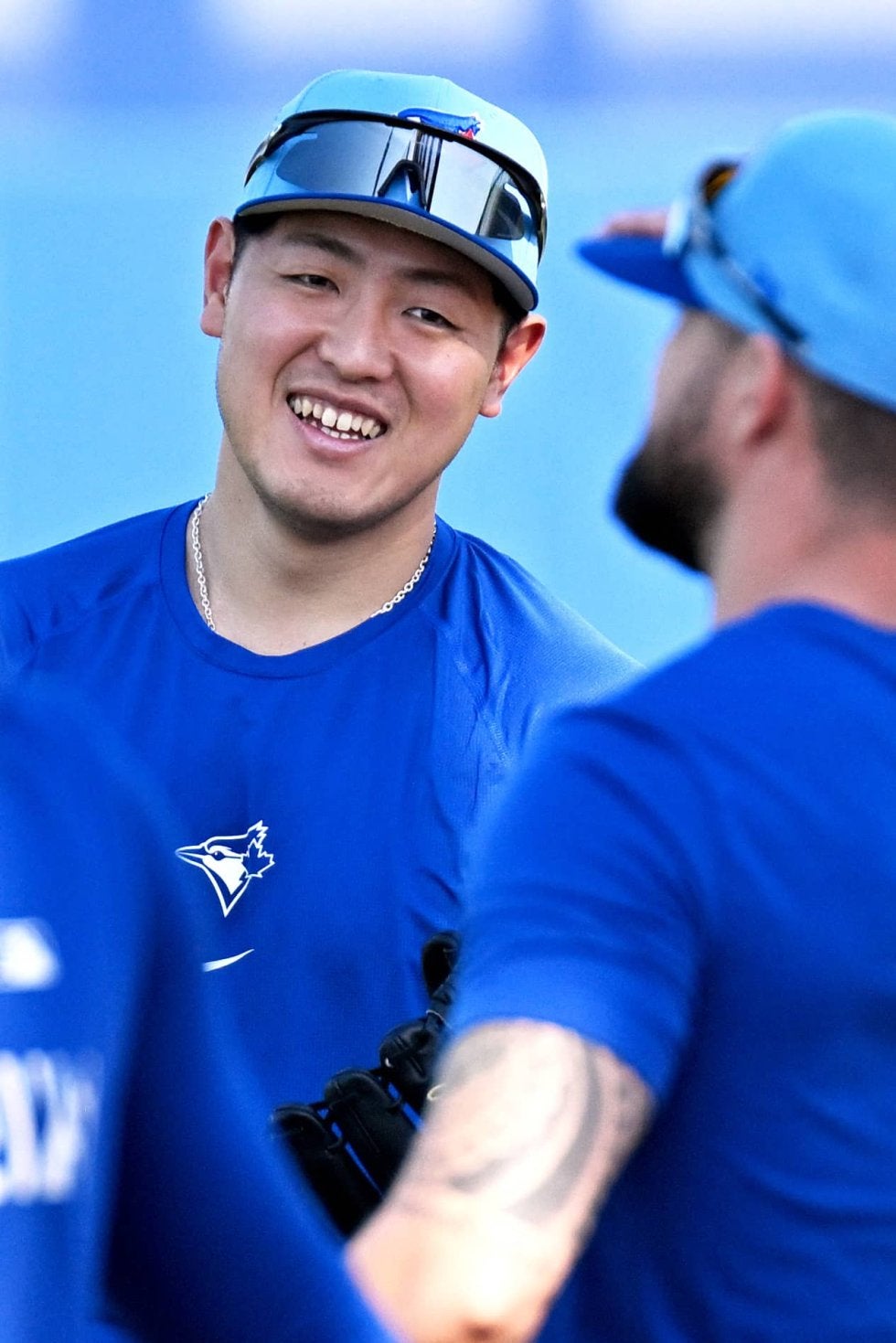 ブルージェイズ岡本和真がキャンプ施設で練習開始　三塁で守備練習　「彼と協力したい」と監督