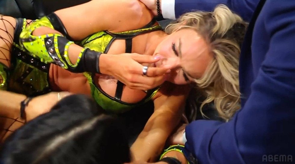 元チアの女子レスラー、試合後の執拗な暴行に号泣 「泣いてる」「何がしたいんだ」ファン困惑