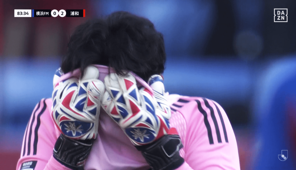 「何やってんの…」22歳GKが“痛恨キックミス”から失点「辛いけど頑張れ！」顔を覆う姿に横浜FMファンは落胆＆激励