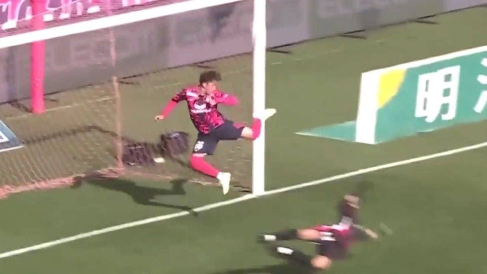 奇跡のアクロバティッククリアが話題沸騰