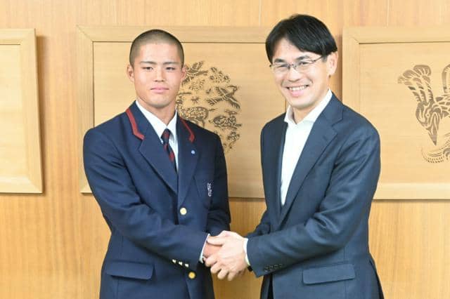 智弁学園の主将らが奈良県庁訪問　センバツ「一戦一戦、上を目指す」