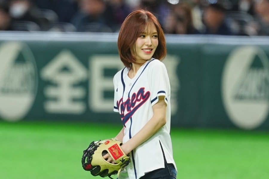 スタイルえぐい」“世界的美女”が赤面投球 背中チラリに笑顔「かわよい