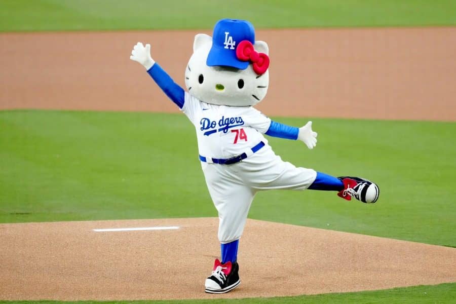 ド軍戦でハローキティーが“コロコロ始球式” 大谷翔平が出場…華麗ターン