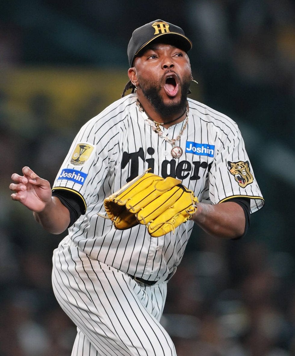 捕手とグラブを合わせるドリス