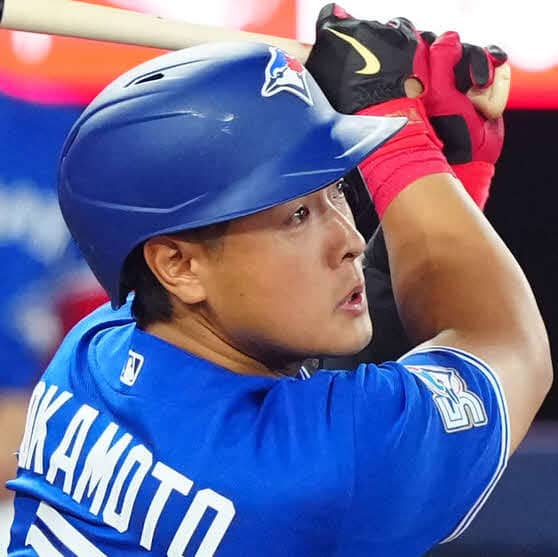 岡本和真、6試合ぶりの勝ち越し6号ソロ 仲間からおじぎで祝福受ける