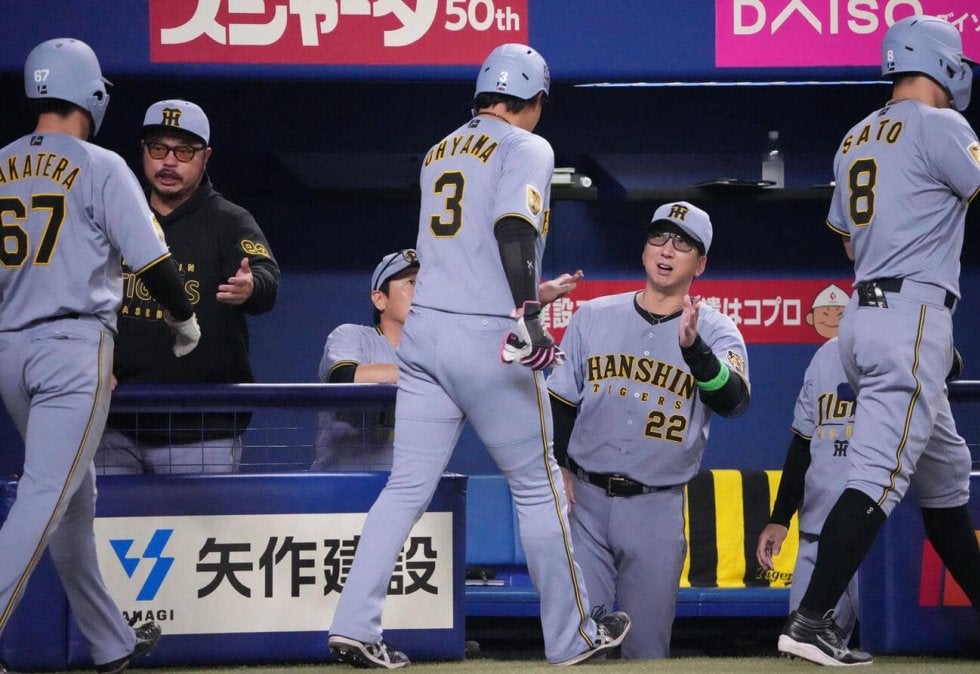 四球で出塁する佐藤輝明