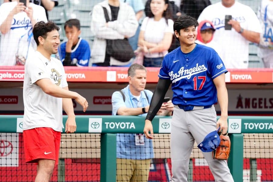 大谷翔平と菊池雄星が談笑 WBCで共闘した花巻東コンビ…最後は2ショット