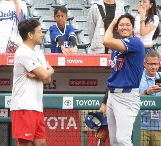 大谷翔平と菊池雄星が笑顔で握手とハグ 試合前に投球談義 約10分間