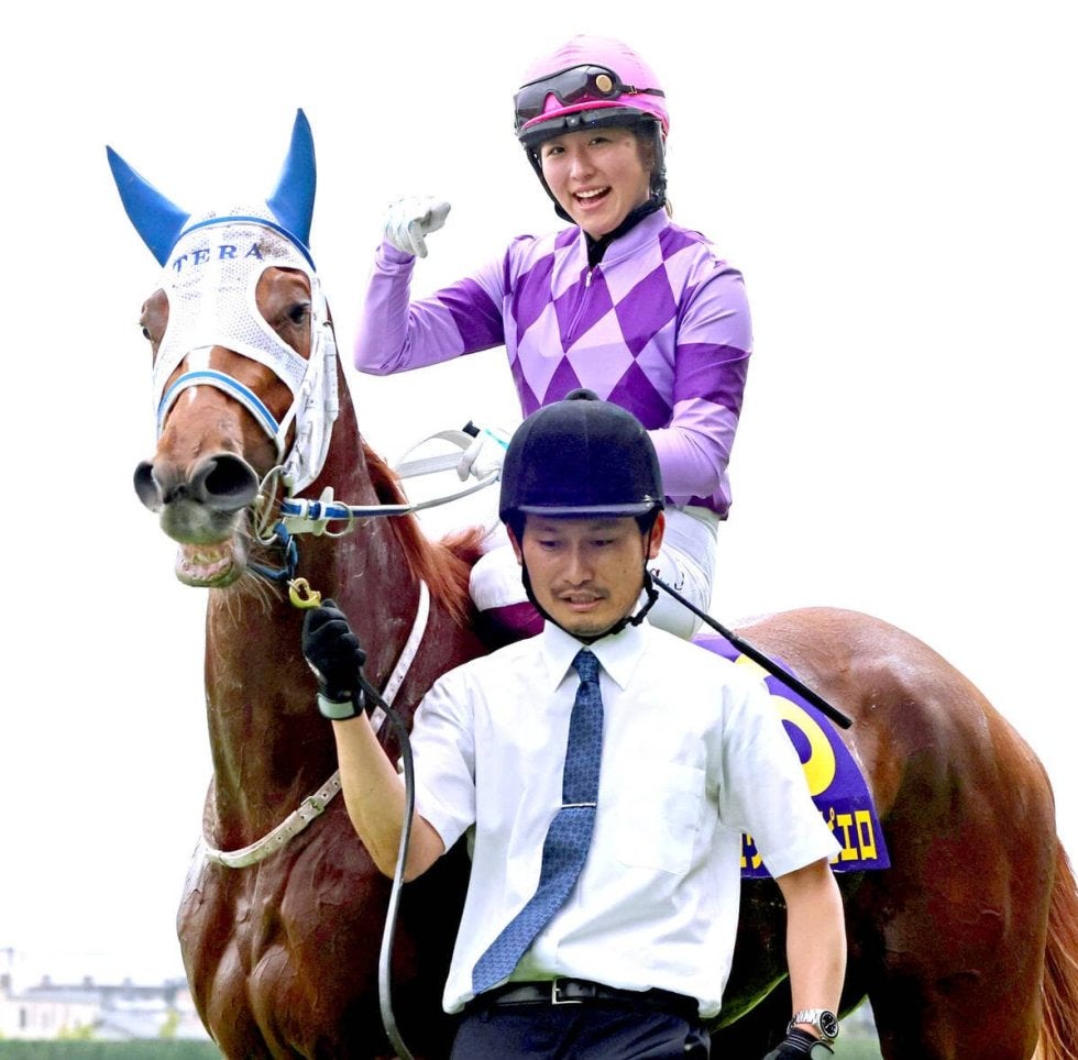 今村聖奈騎手　サイン入デビュー戦馬券 歴史的Vの感動を味わえる 今村聖奈騎手のサイン入りオークス着用帽色