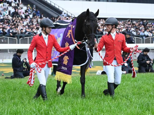 宝塚記念過去10回傾向】ファン投票1位馬の成績は クロワデュノールに