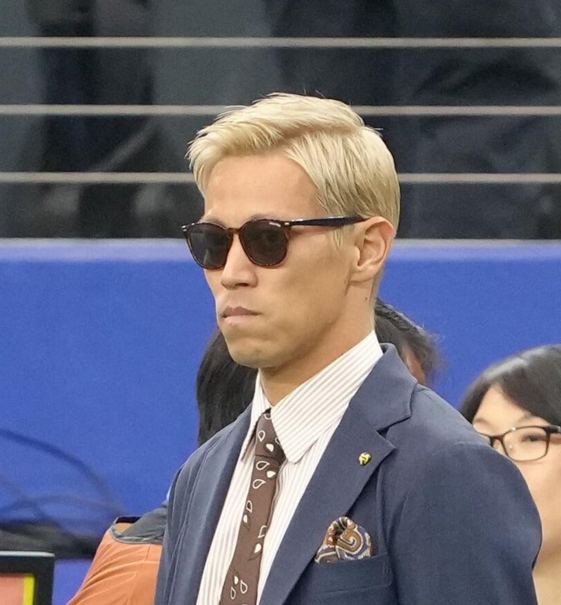 本田圭佑、黒キャップ深めでロス滞在中オフショ披露「日本代表監督