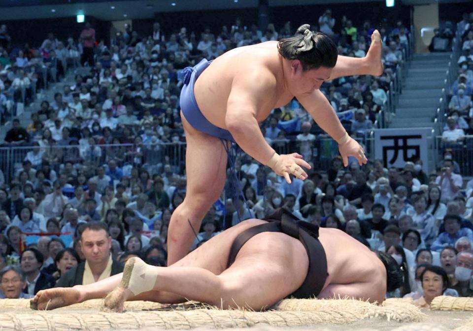 豊昇龍が3日目に痛恨黒星 藤ノ川が逆転の突き落としで2日連続の金星
