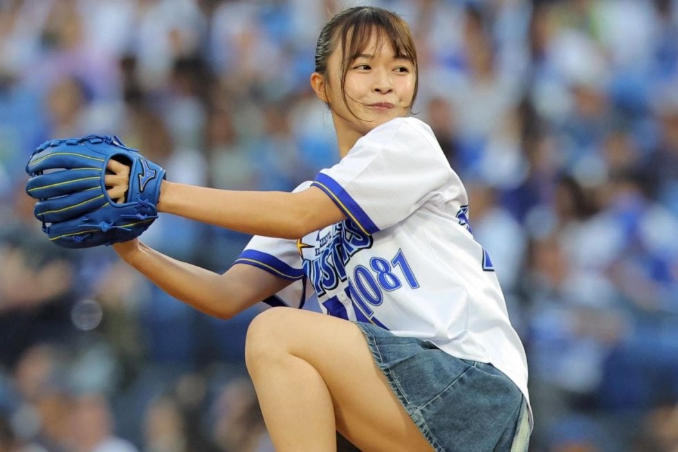 百川 晴香　始球式　直筆サイン かわいすぎかぁー」元アイドルの社長が“青スカート”で豪快始球式