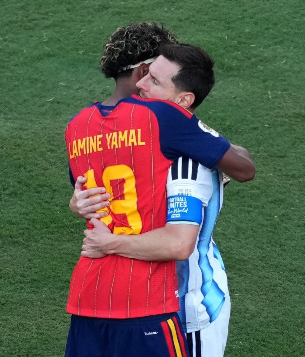 W杯】39歳メッシと19歳ヤマルが感動の抱擁 記念撮影での出会い