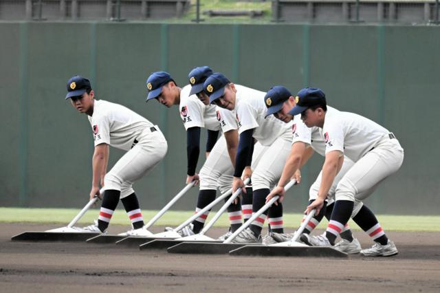 一糸乱れぬトンボ、伝統のグラウンド整備 浦和学院の「全員野球」 | 野球