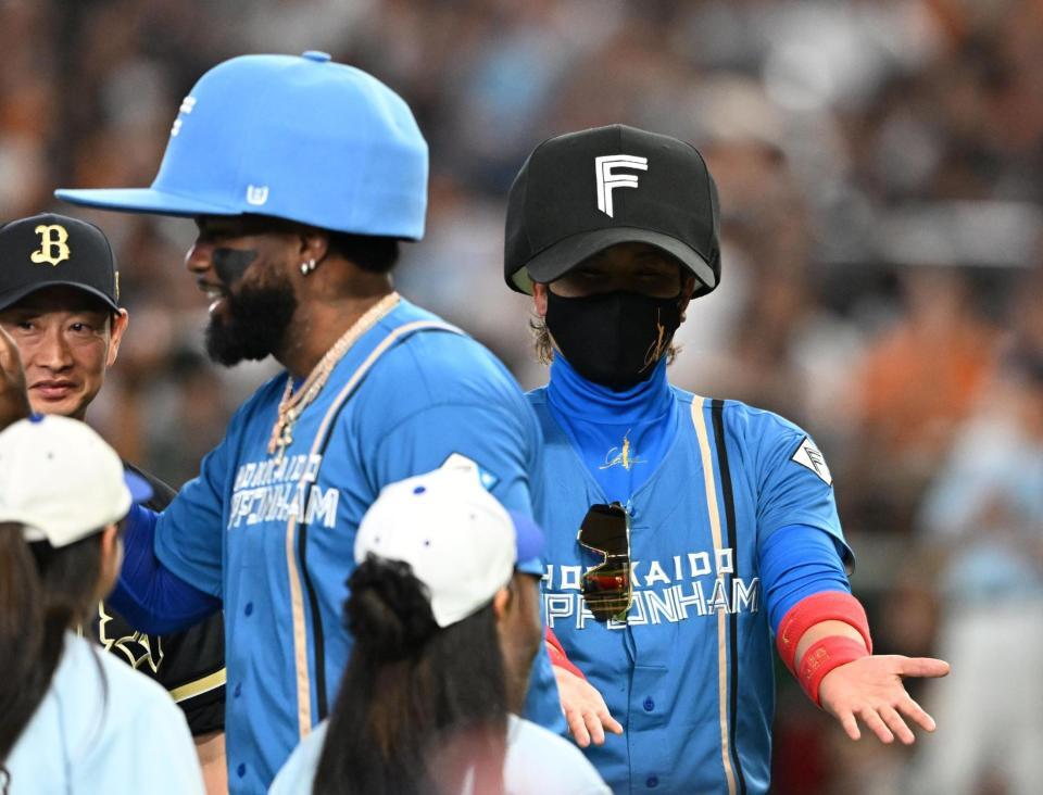 日本ハム・新庄監督が特大帽子で登場 度肝抜くシーンに東京ドームが