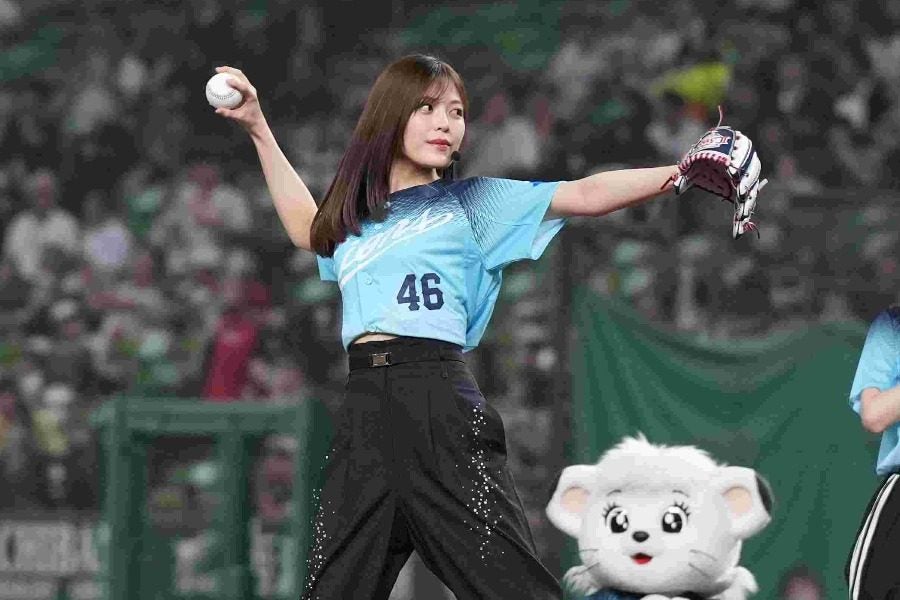 美女と野球 マウンドでぴょんぴょん…人気美女が“完璧投球”に大興奮 ファン悶絶