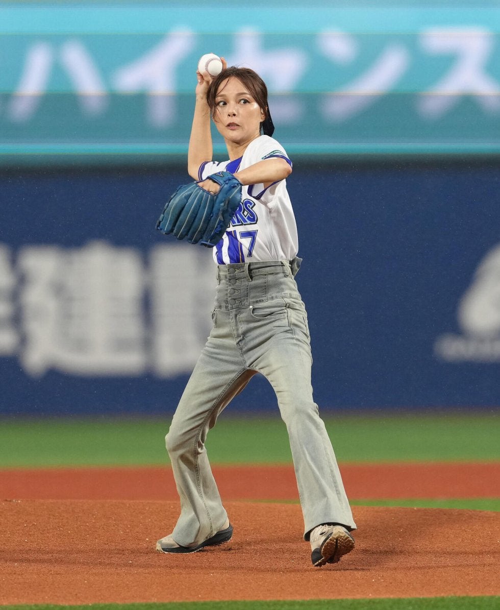 DeNA】相川七瀬が始球式、2年連続のノーバンならず | 野球