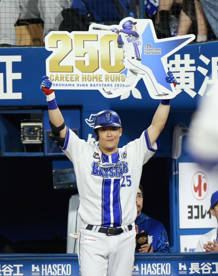 かわいすぎかぁー」元アイドルの社長が“青スカート”で豪快始球式