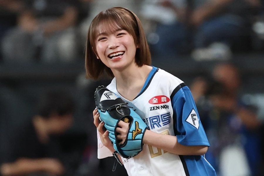 可愛さ宇宙No.1”との声…33歳人気タレントに騒然 ミニスカ投球→ダンス