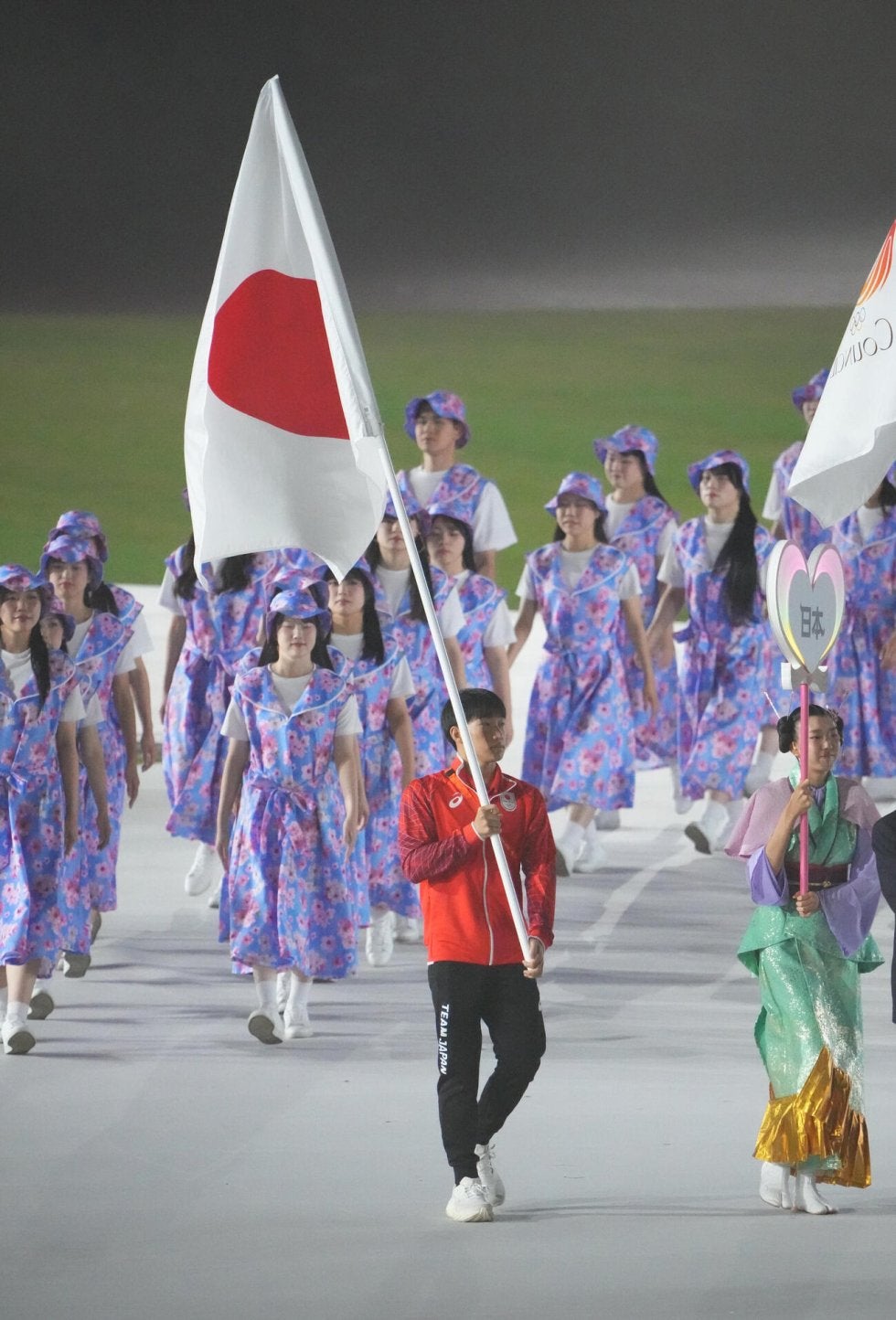 【競泳】日本選手団旗手の大橋信が入場！男子200Ｍ平泳ぎで世界新記録 アジア大会閉会式