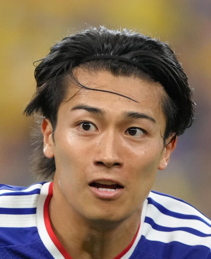日本代表】中村敬斗が鍛え抜かれた上裸で伊東純也と2S、仲の良さに