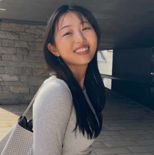 「天使の笑顔最高」元プロテニス美女、アート空間にご満悦！微笑みショットがエンジェルだと話題に「先生、美意識がありそう」