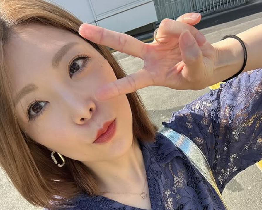 夏の名残に想いを寄せる…小川麻琴、涼しさ感じる中でのピースショット