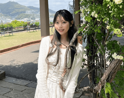 「この可愛さを目の前にしたら日本語を忘れる」美女アナウンサー、ガーデン＆河川そばの美ショットが美しすぎると話題に