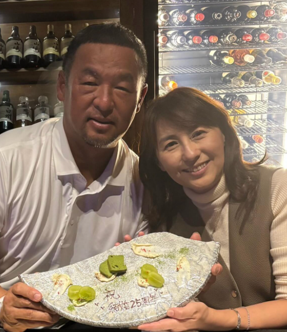 平成唯一の三冠王 アナウンサー妻と結婚25周年「特別な時間を過ごすことができました」