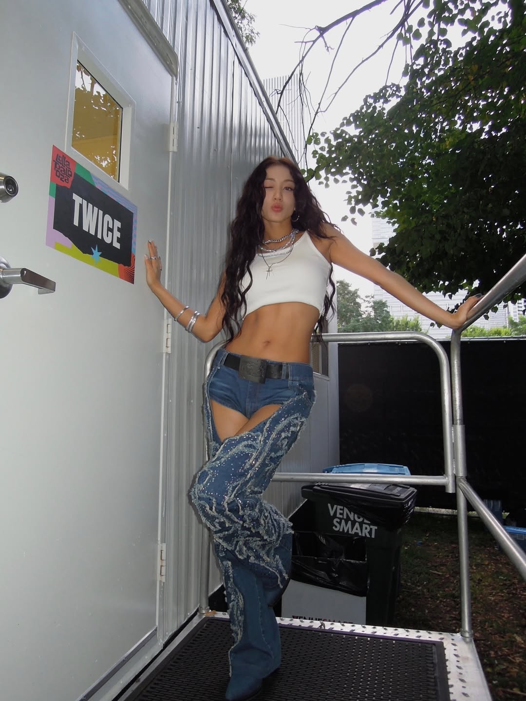 これが世界の「11字腹筋」だ！TWICE・ジヒョがパーフェクトボディー＆フェスの舞台裏を披露