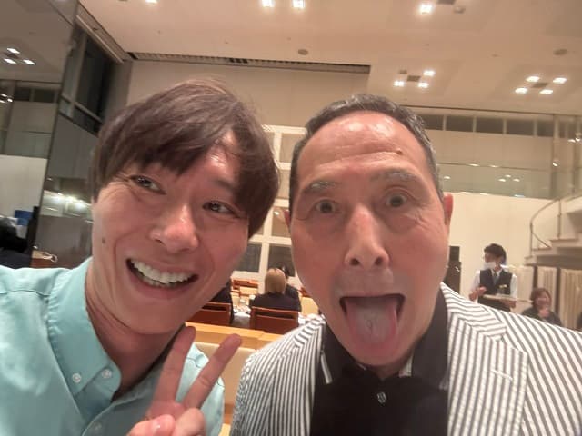 「72歳前後の方は写真を撮る時に…」マシンガンズ・滝沢、あの大先輩芸人と偉人の共通点を指摘？